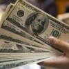 Dólar opera quase estável, vendido perto de R$ 3,22; Bolsa sobe